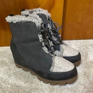 Maurice’s wedge boots